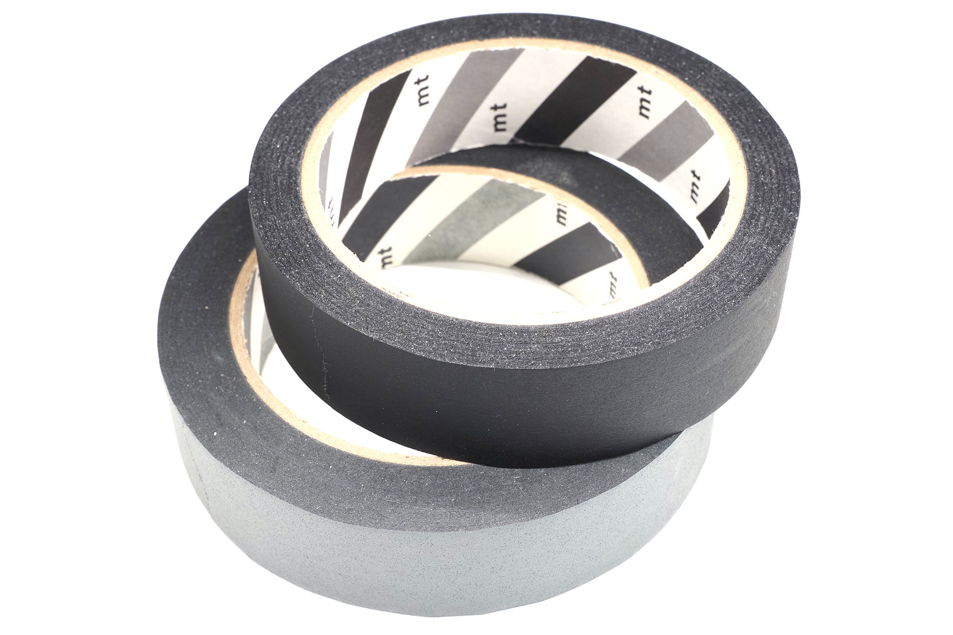 撮影時に背景紙を固定したのに使ったマスキングテープ。「<a href="https://shop.masking-tape.jp/products/list.php?category=18" class="strong b">mt foto</a>」というシリーズで、白、グレー、黒がある。グレーはホワイトバランスを取るのに使えたりして便利。マウスには黒を貼った。