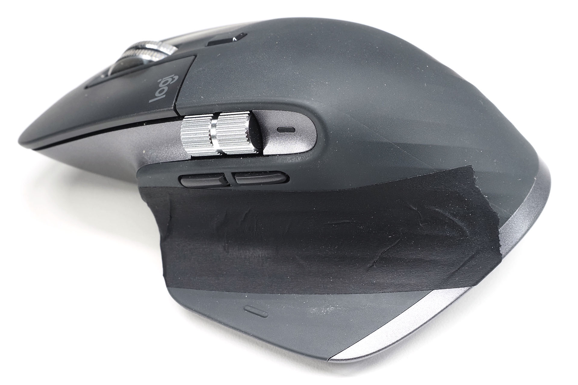 マウスに貼った様子。若干の柔軟性があるので、ピッタリと貼ることができた。写真ではシワがあるように見えるが、っていうかあるが、指に違和感を覚えるほどではない小さくなだらかなシワなので実用上問題ない。