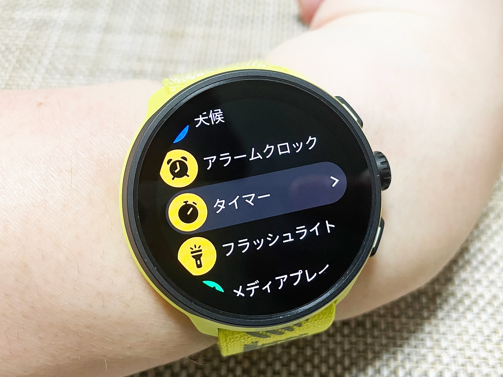 視認性の高い有機ELディスプレイ。タッチ操作もスルスルできます。