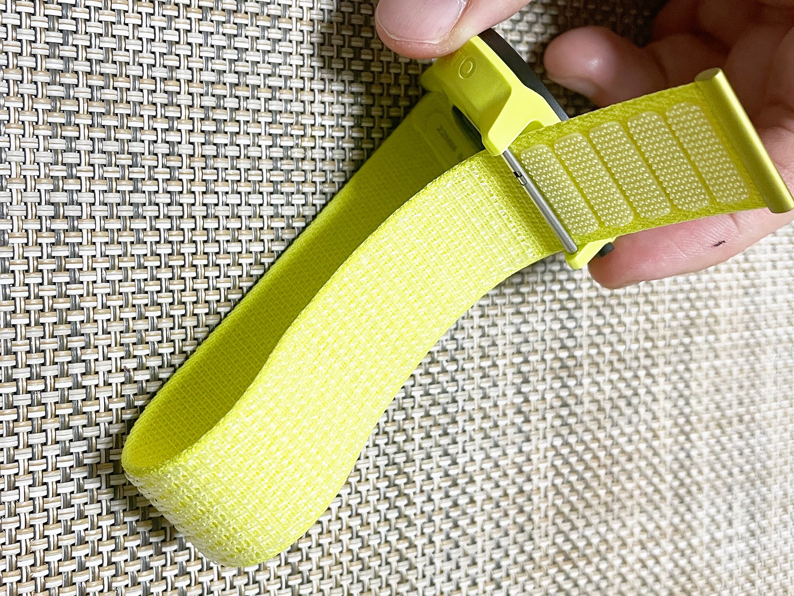 輪っかに腕を通してベルクロテープで接着するタイプのベルトは、S/MとLの2サイズが付属（これはS／Mサイズ）。