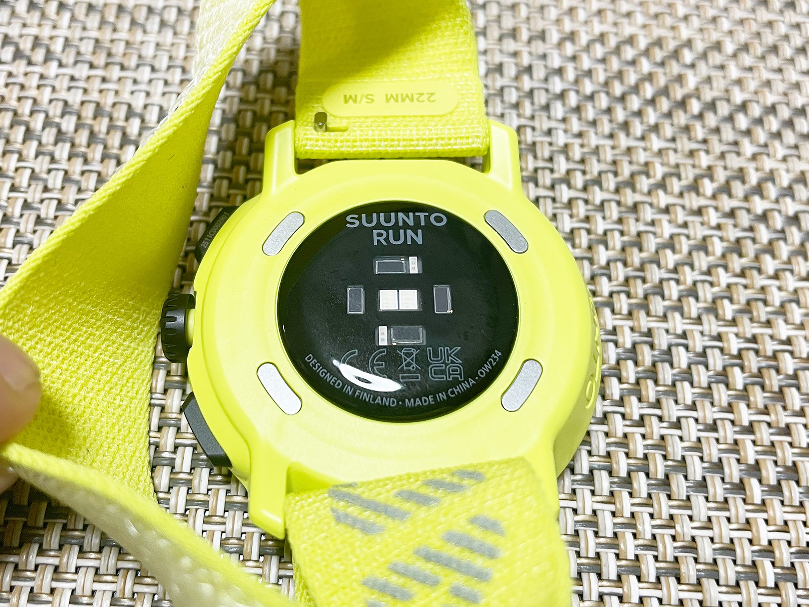 本体背面のセンサ類。外周に4つある端子は充電用です。