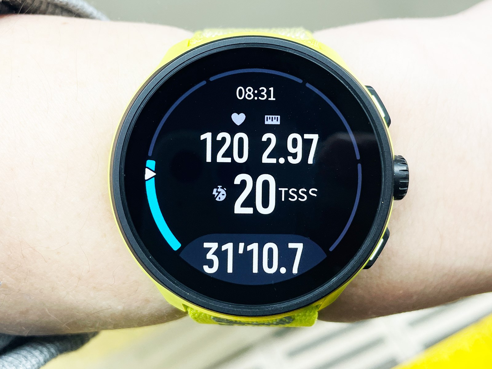 トレーニング中の表示。左上に心拍数、右上に距離、中央と外周の半円が現在の運動負荷。下が経過時間です。時計を見る一瞬でぱっと情報を把握できる、とても見やすい表示です。