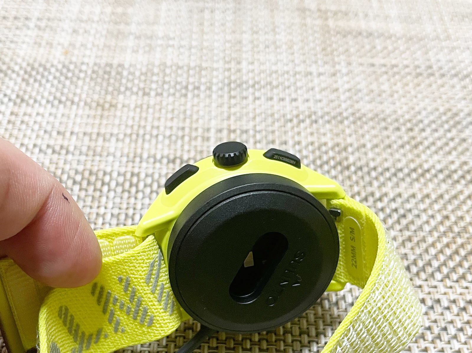 竜頭の上下にあるガッチリとした物理ボタンで操作することも可能。