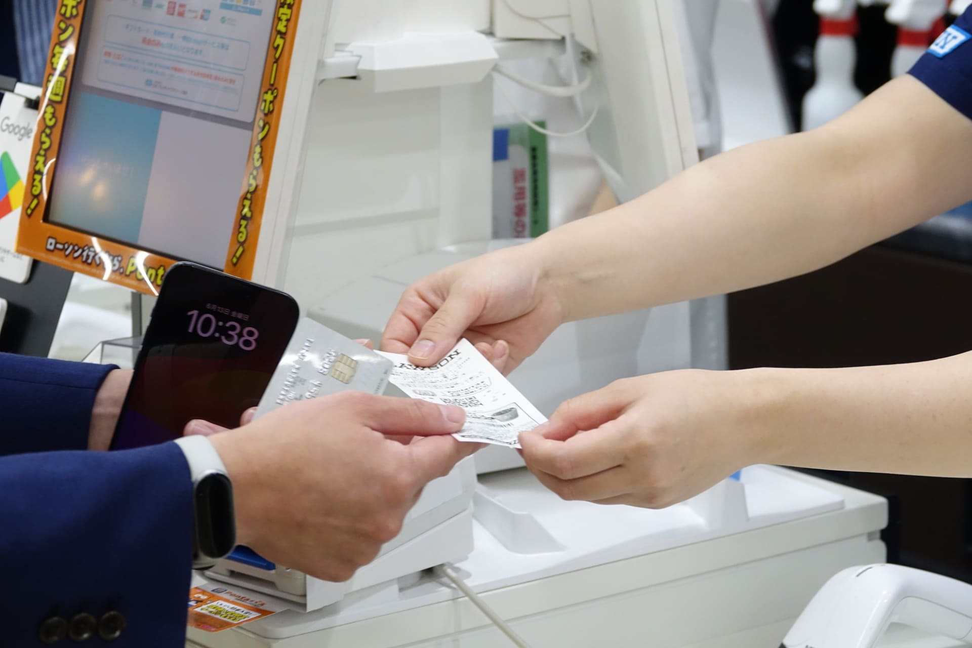 レジのカードリーダーで支払い用クレジットカードを読み込むと、登録が完了する