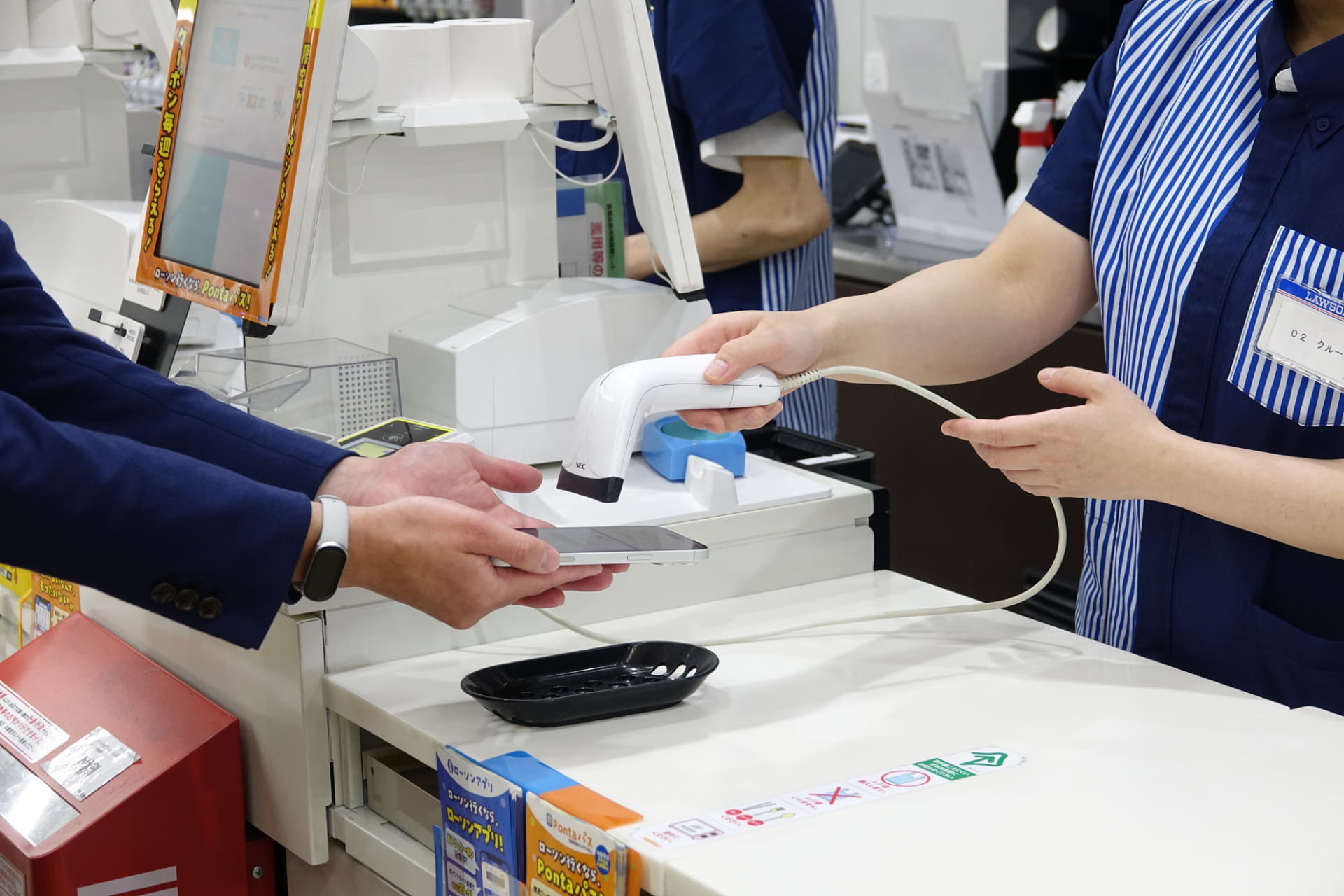 表示されたバーコードを店頭レジに提示