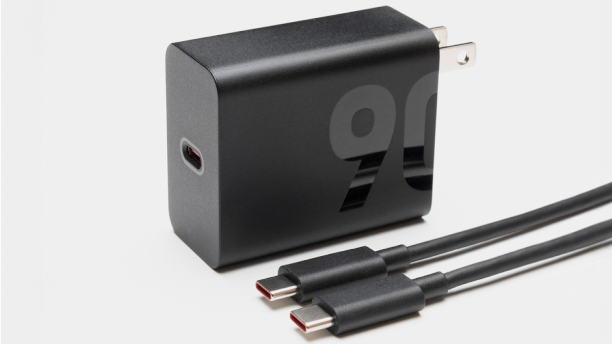 同梱の90W充電器