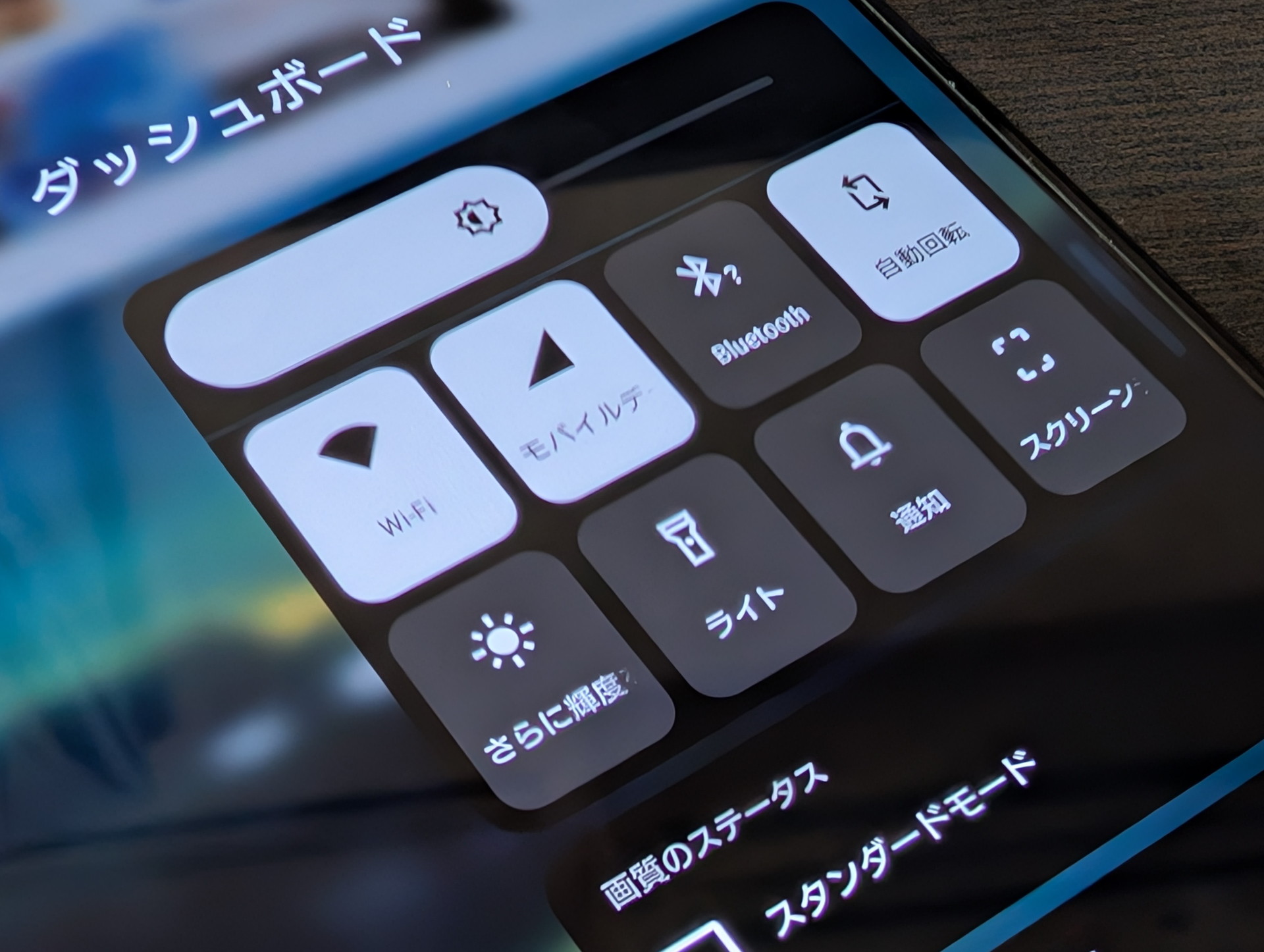 マイカーのタイヤ4本を新品に買い替えた瞬間にXperia 5 IVが故障。タイヤショップ店内で故障。ちなみに、ほぼ時を同じくして愛用しているイヤホンも壊れた。どうにでもなーれと思ってSIMフリーのXperia 1 VI（12GB/512GB）を購入。