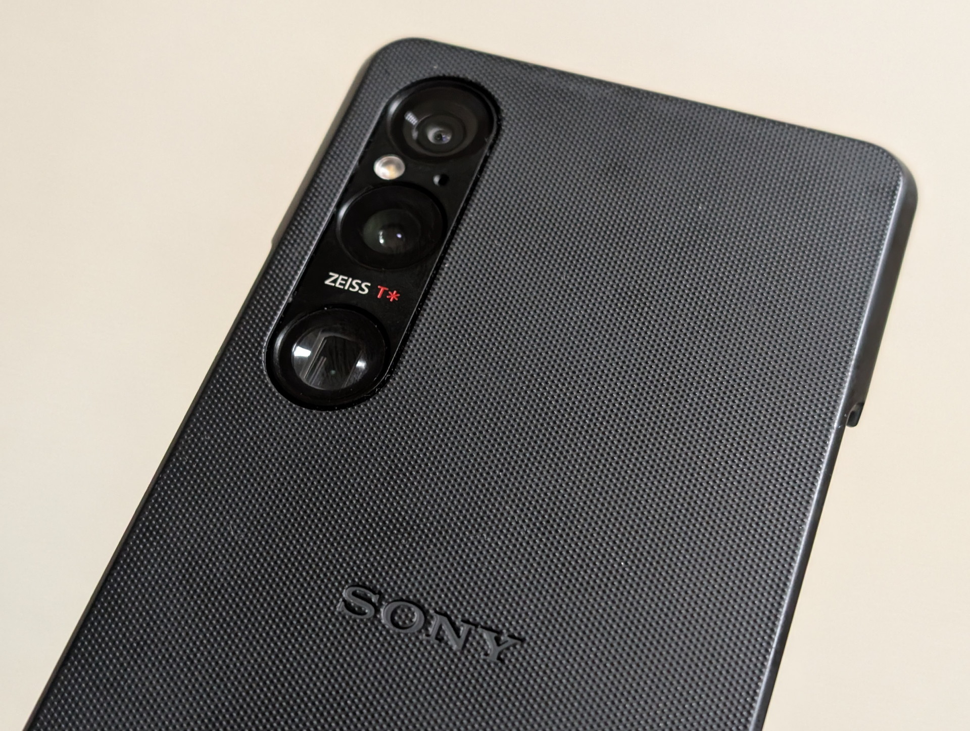 Xperia 5 IVと比べてサイズアップを懸念したけど人間慣れるものである。そしてフラッシュライトがXperia 5 IV比で劇的に明るくなった。もうブレーカーが落ちても怖くなんかない