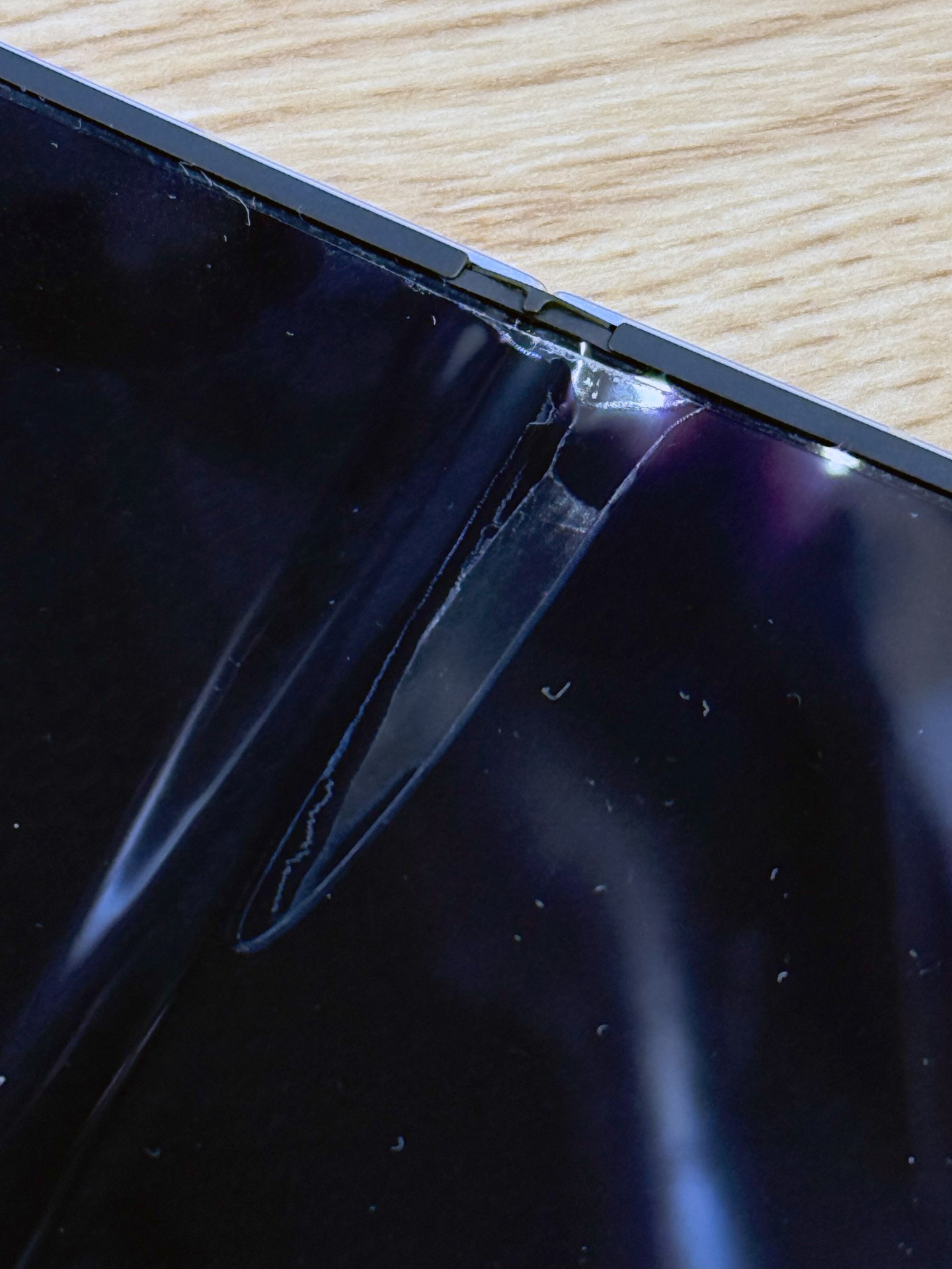 経年劣化でメインディスプレイのフィルムにできた浮きが広がってしまった。最初は上部だけだったが、6月に入ってから数日で一気に拡大したため、貼り替えを依頼することにした