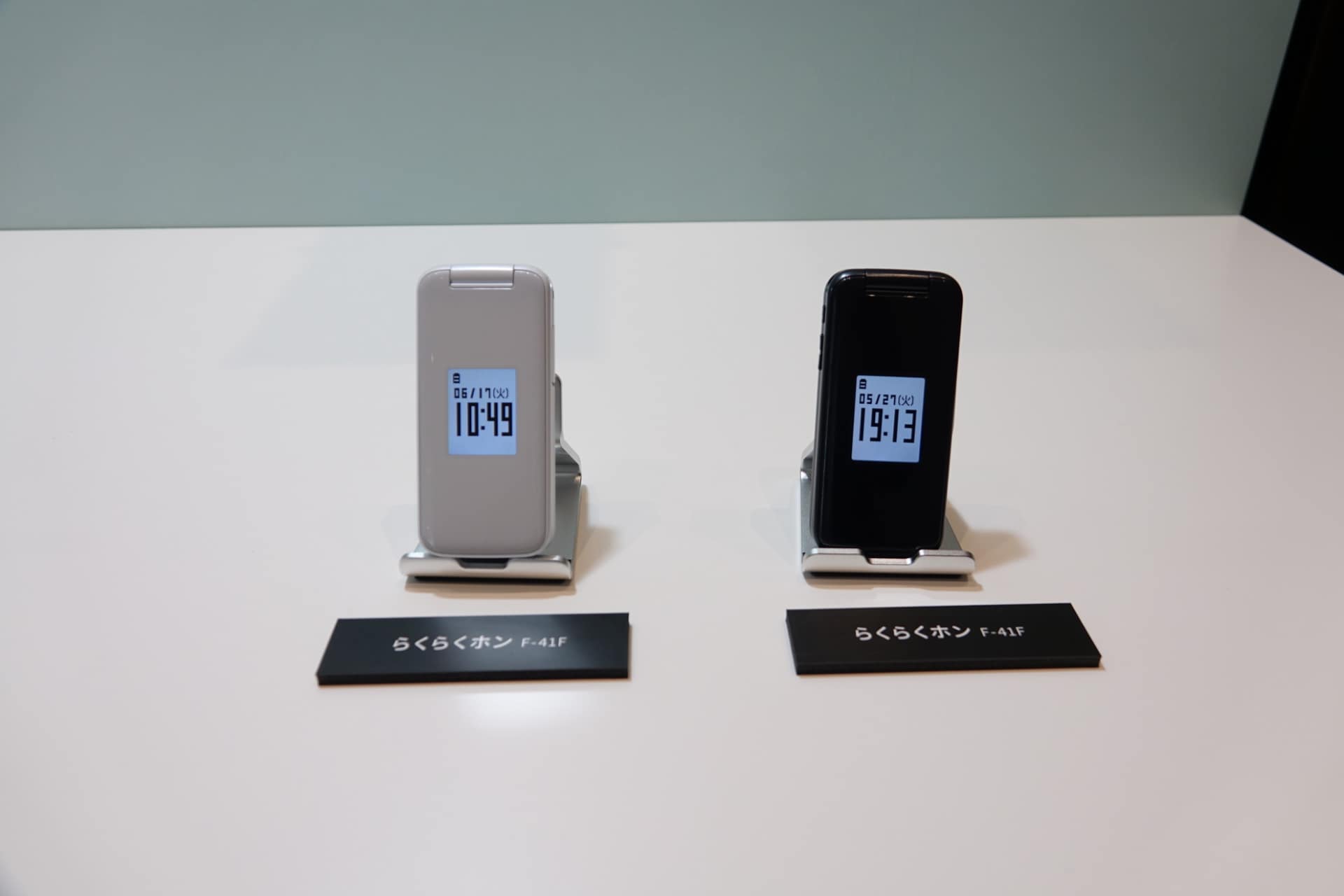 ホワイトとネイビーをラインアップ