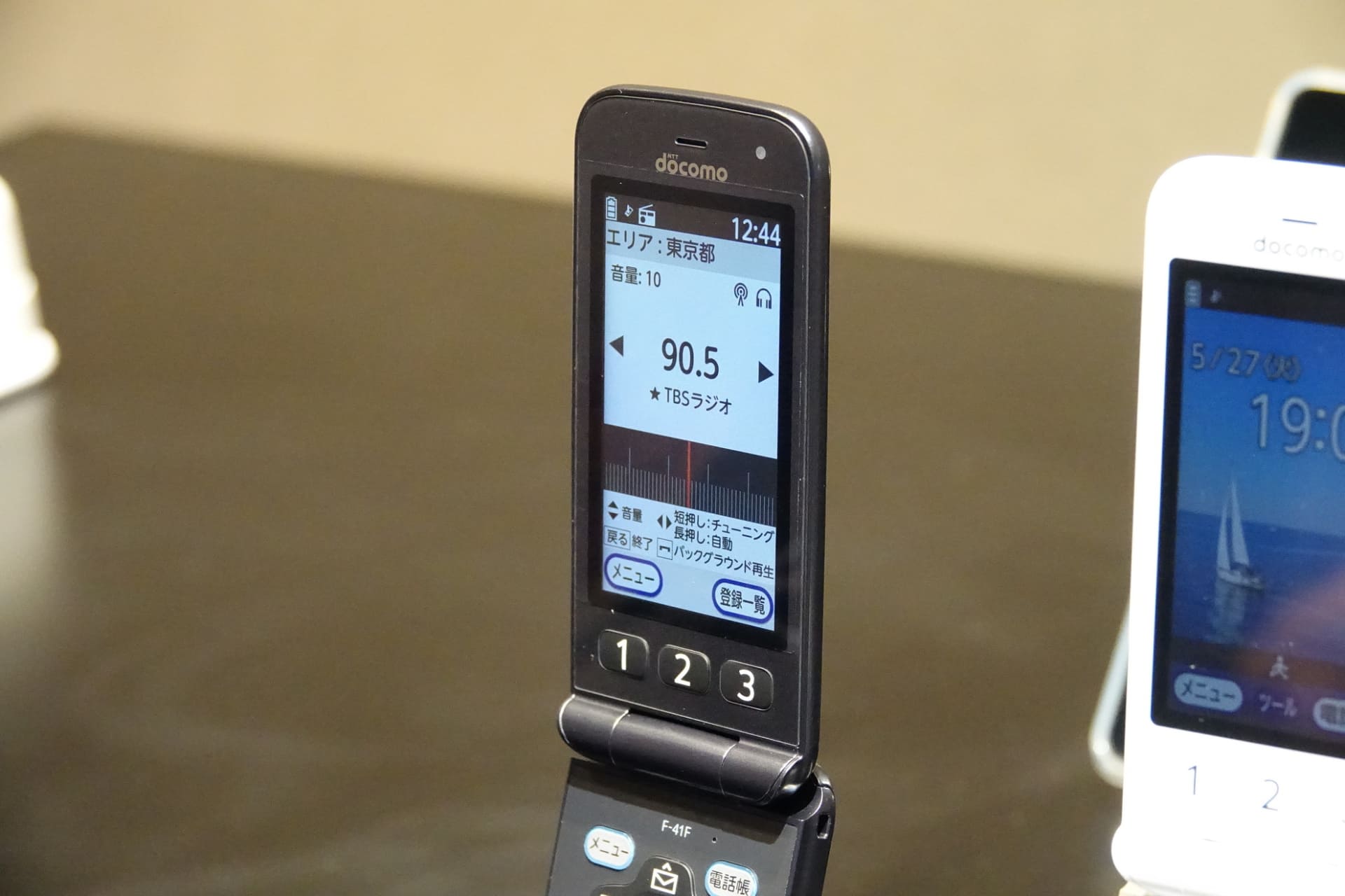 本体のUSB Type-C端子から、変換コネクタ経由でアナログ式のイヤホンを利用すると、イヤホンをアンテナにFMラジオが楽しめる