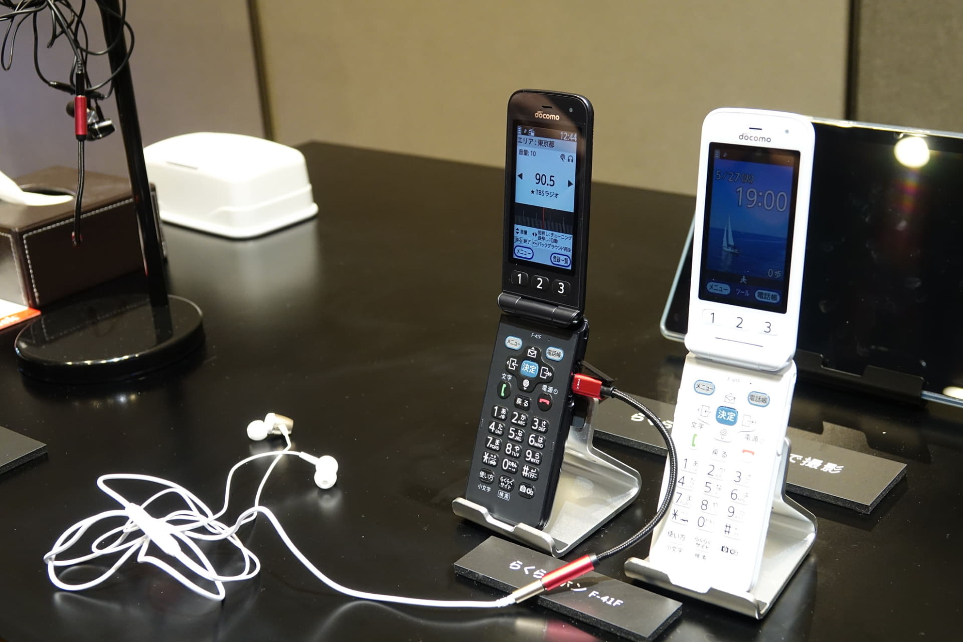 本体のUSB Type-C端子から、変換コネクタ経由でアナログ式のイヤホンを利用すると、イヤホンをアンテナにFMラジオが楽しめる