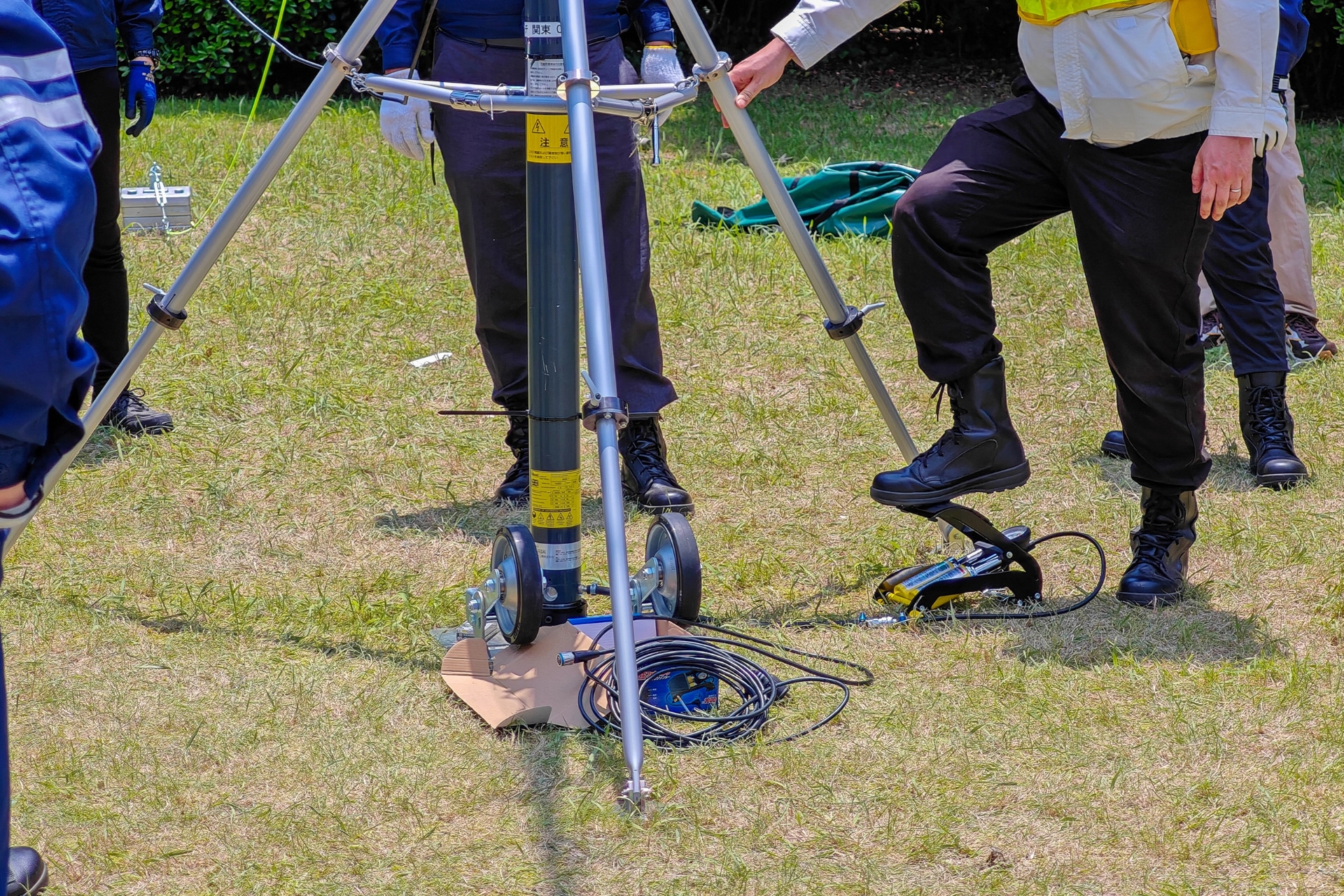 空気ポンプを踏んで上へ伸ばす