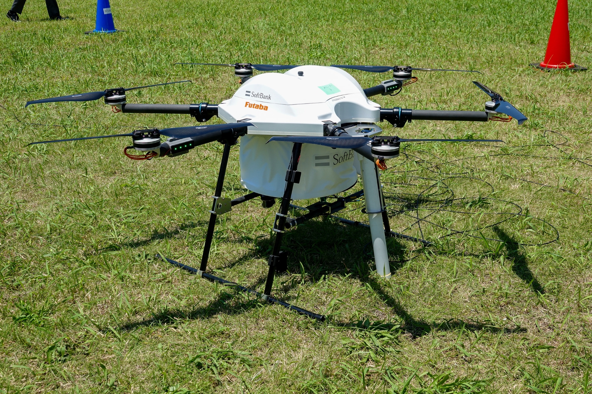 白い棒がアンテナとなっており、2.1GHzの電波を放出する