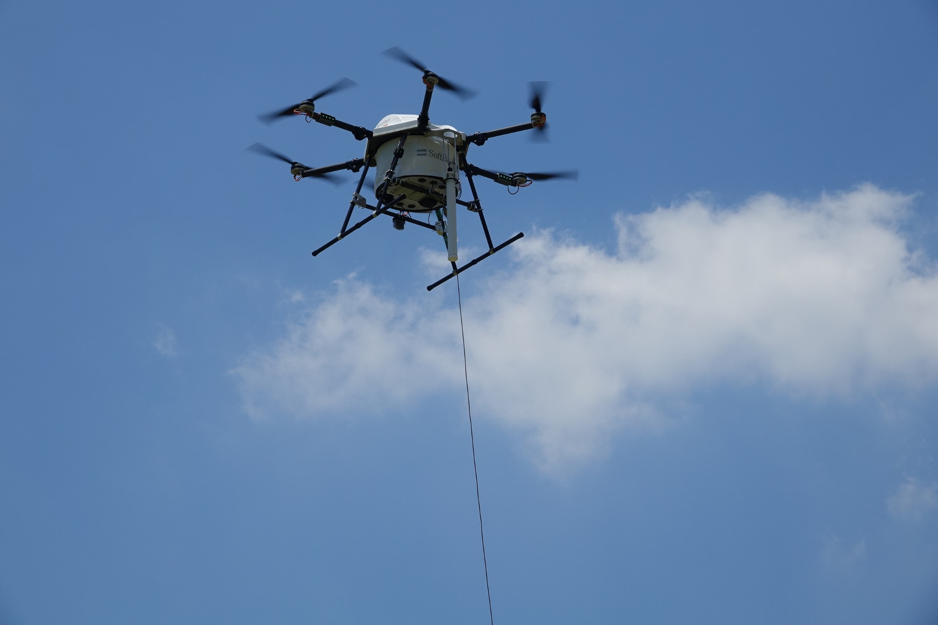 繋がっているケーブルはドローンへ給電するためのもの