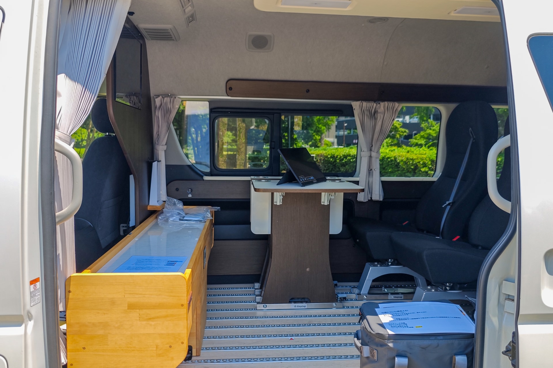 車内には座席や机があり、会議室のようになるという