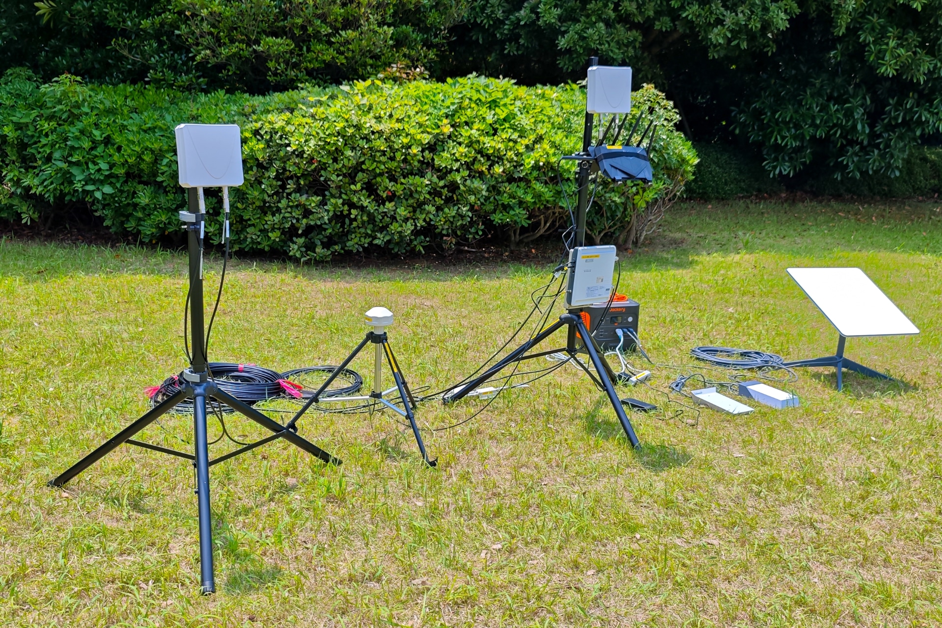 手前のアンテナは、屋外向け。また隣の小さく丸いものはGPSシステム