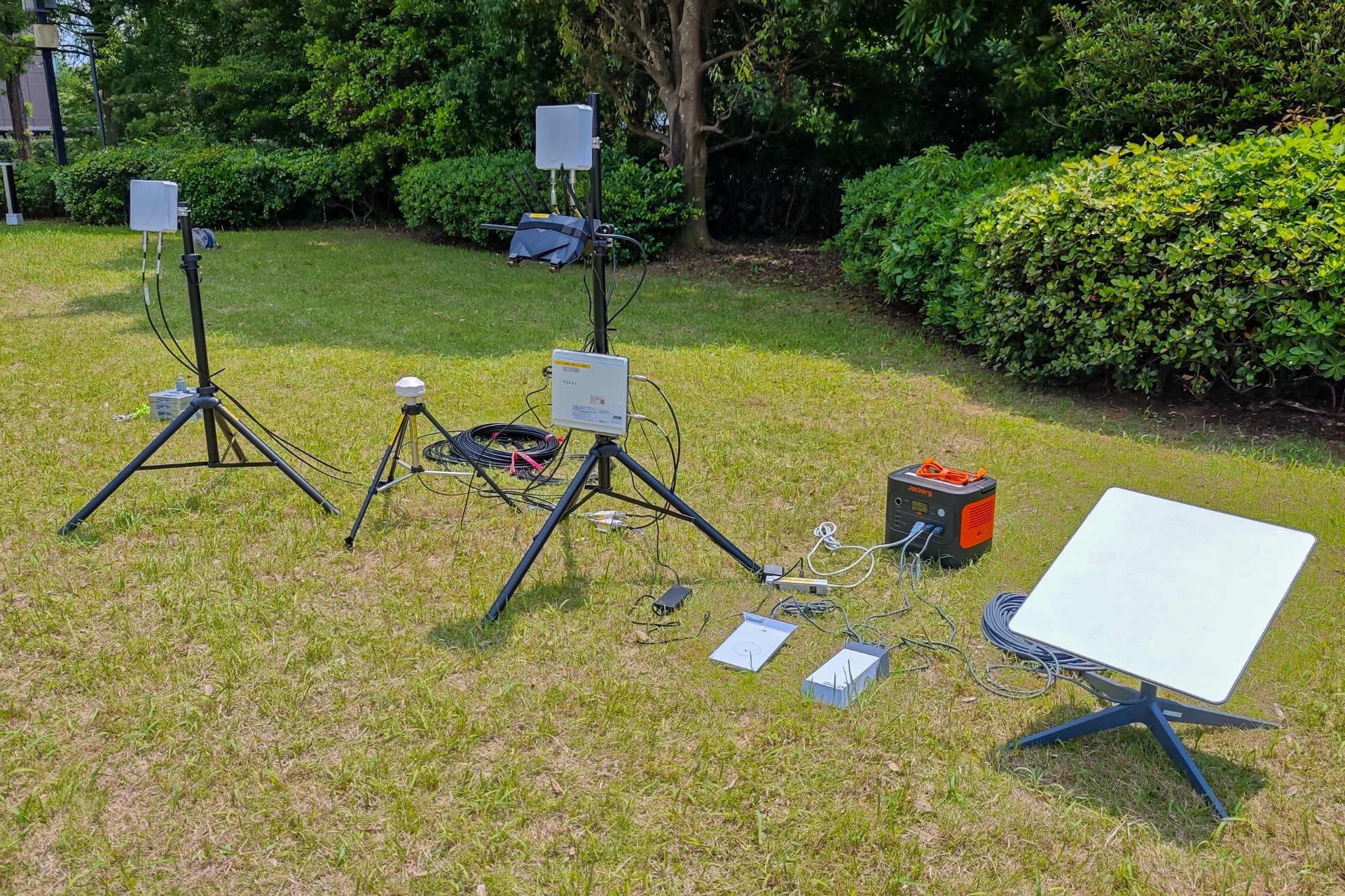 避難所向け小型通信システム。手前のStarlinkを屋外に設置し、隣のシステムを屋内に設置する。ここからはソフトバンクの5G/LTEと無料Wi-Fiが出る