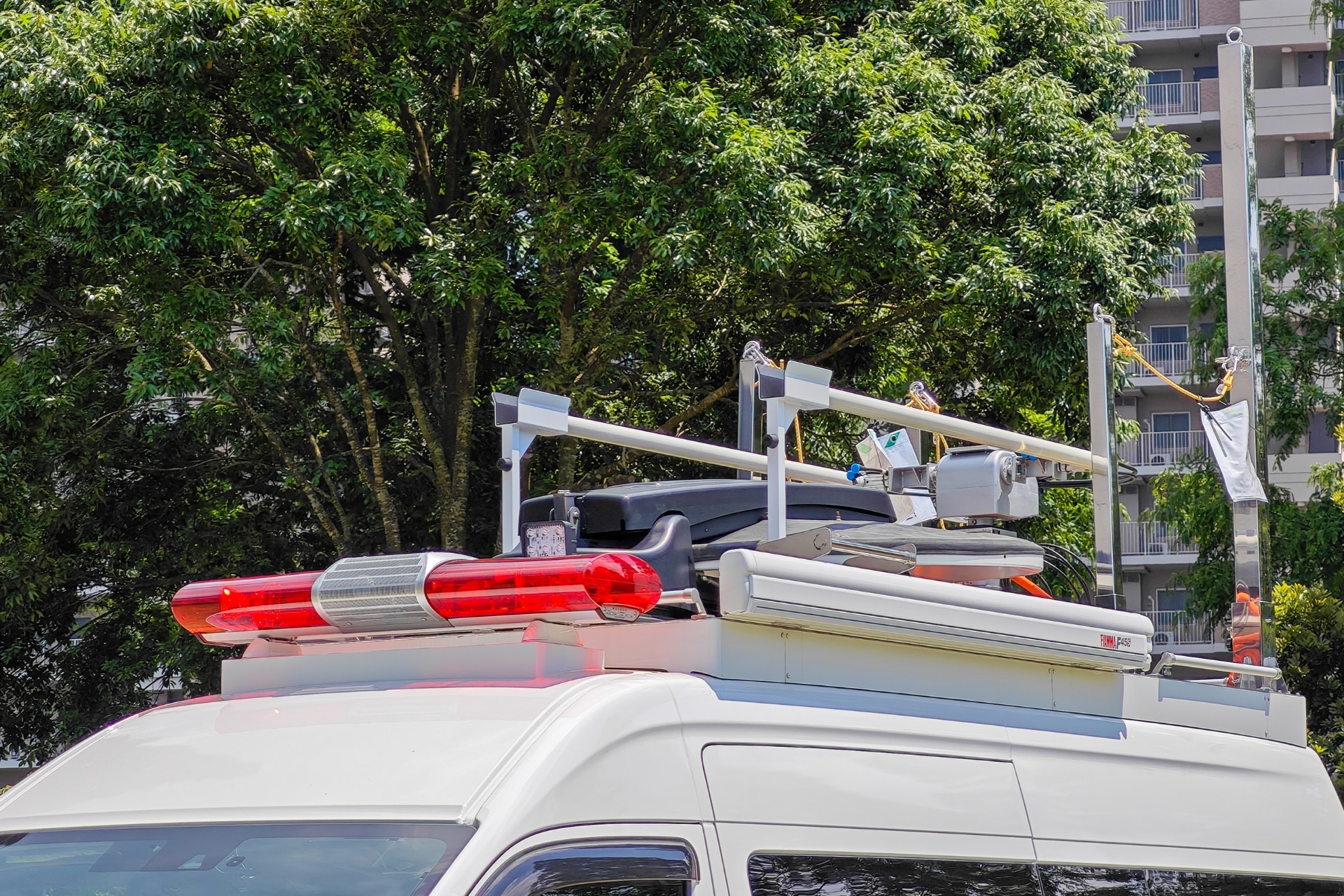 移動時など使用しないときは、車内に収納され、アンテナ部分はたたまれてコンパクトになる