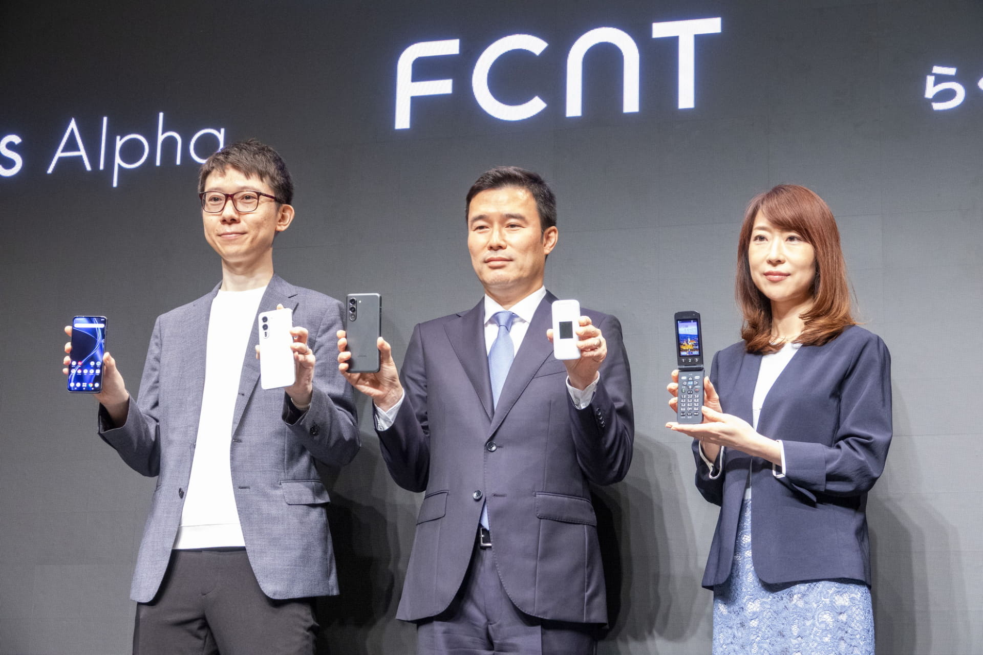 左から統合マーケティング戦略本部本部長の外谷一磨氏、代表取締役社長の桑山泰明氏、統合マーケティング戦略本部マーケティング統括部副統括部長の正能由紀氏