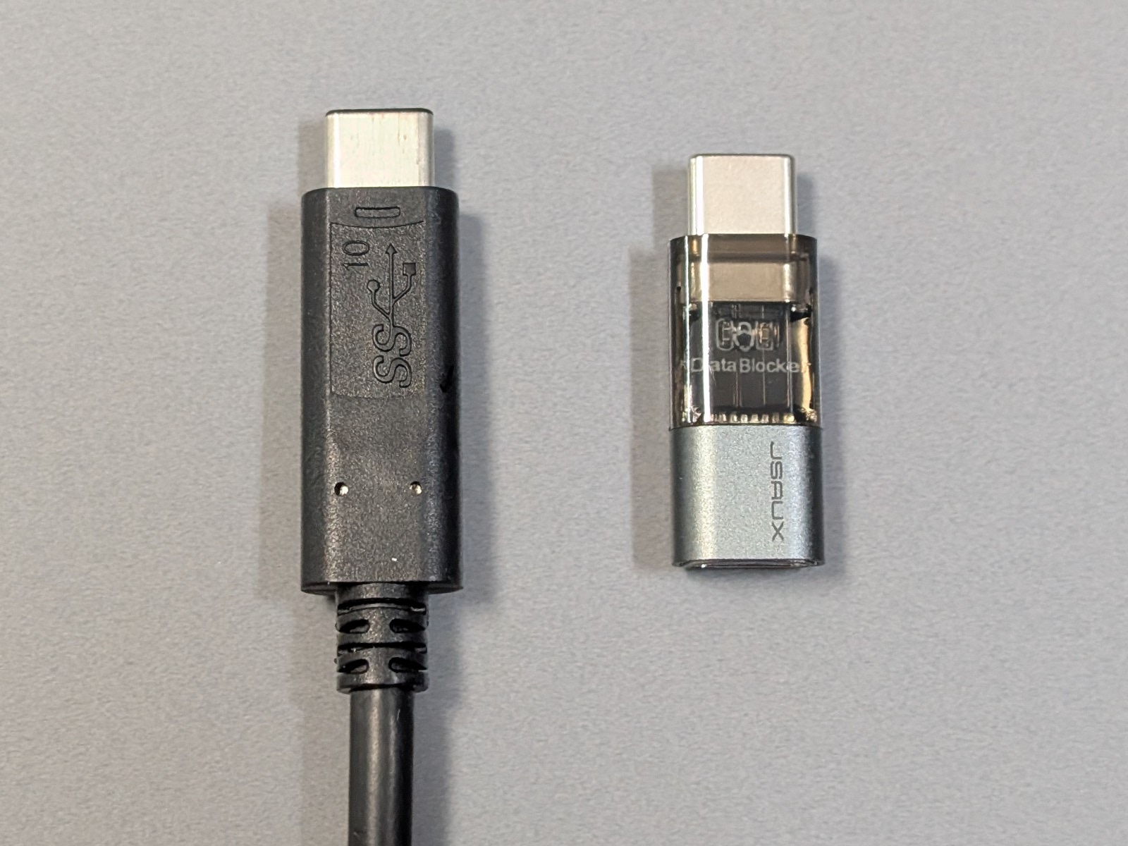 USB Type-Cケーブルとの比較。やや長めのUSB端子といったところ