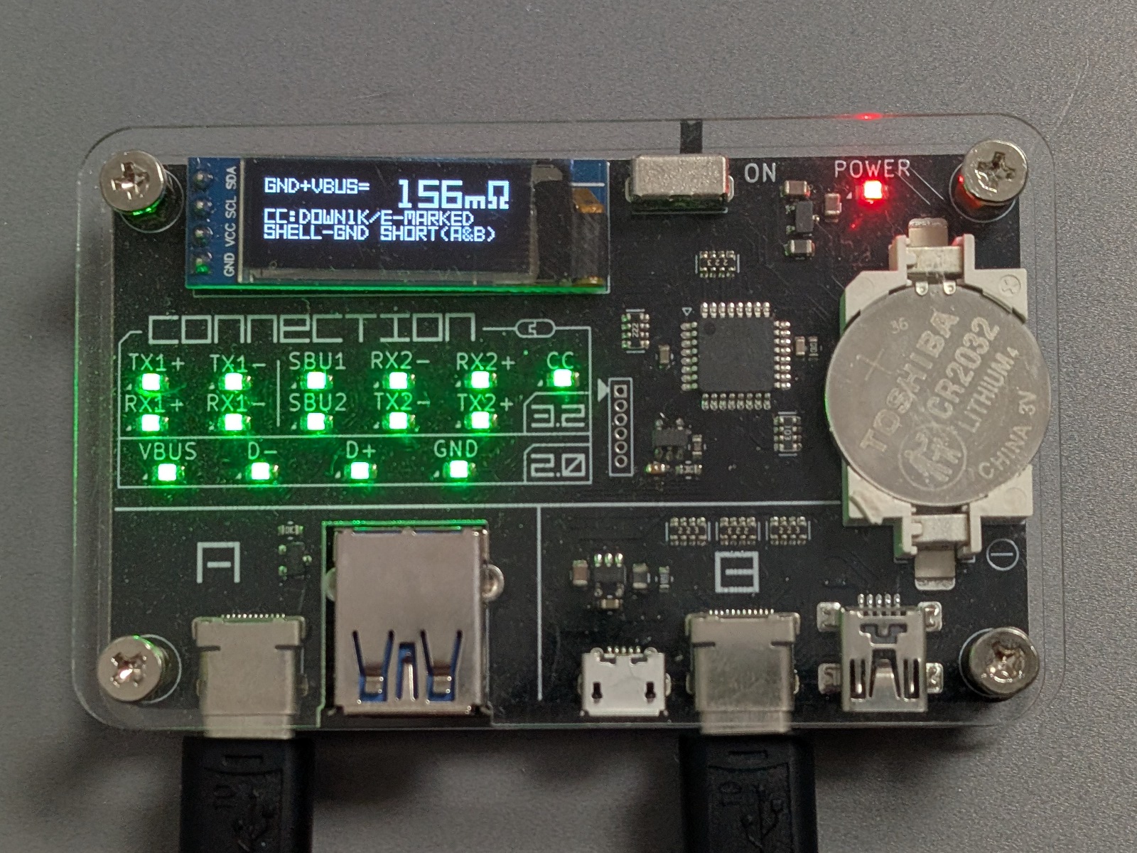 本製品を接続しない状態でのケーブルの結線。すべてのLEDが点灯している