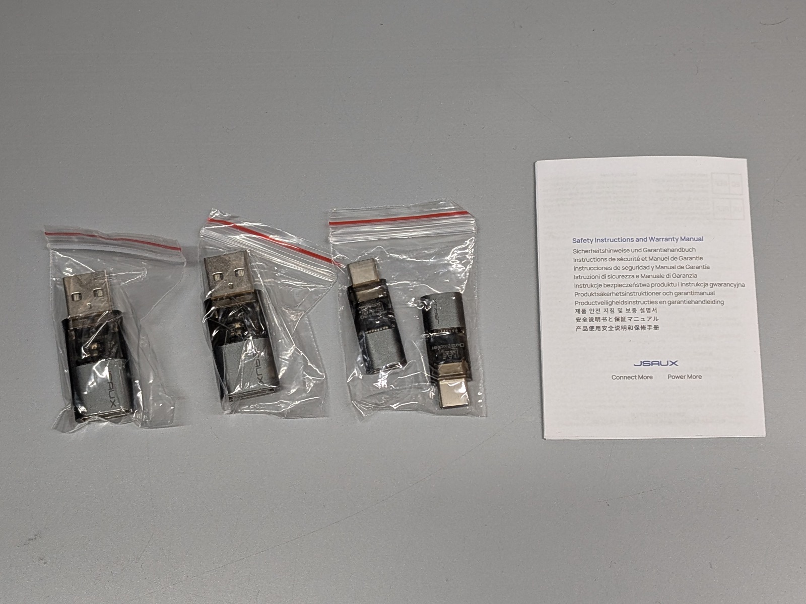 USB Type-C×2に加えてUSB Standard A仕様のアダプター×2も同梱されている