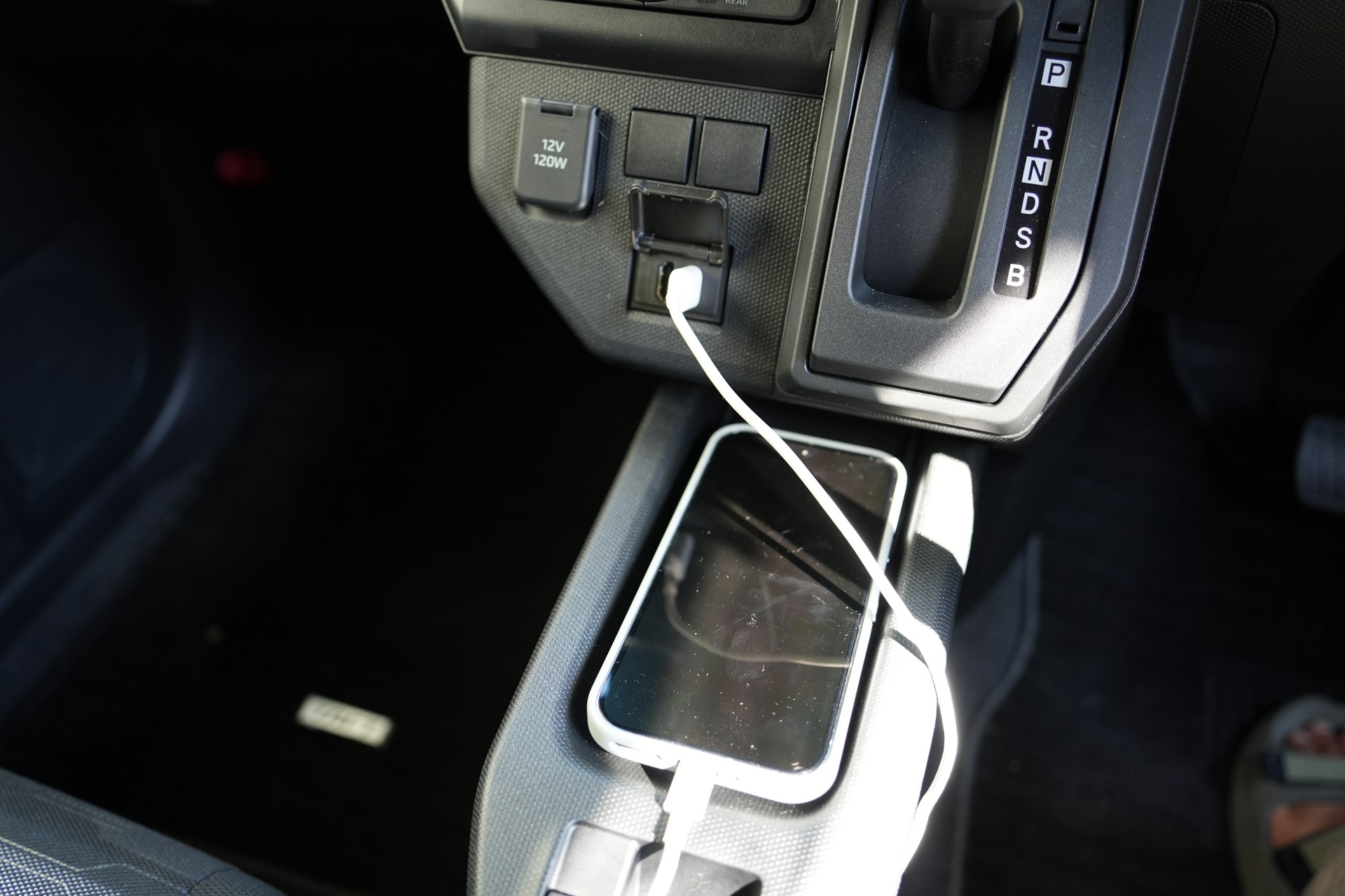 車のUSBポートにスマホを接続するだけで、カーナビとして利用できるようになる