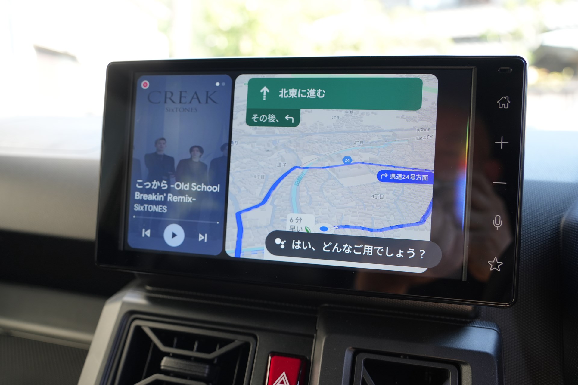 声で行き先や、再生する楽曲を指定できるほか、天気や予定を調べたりもできる