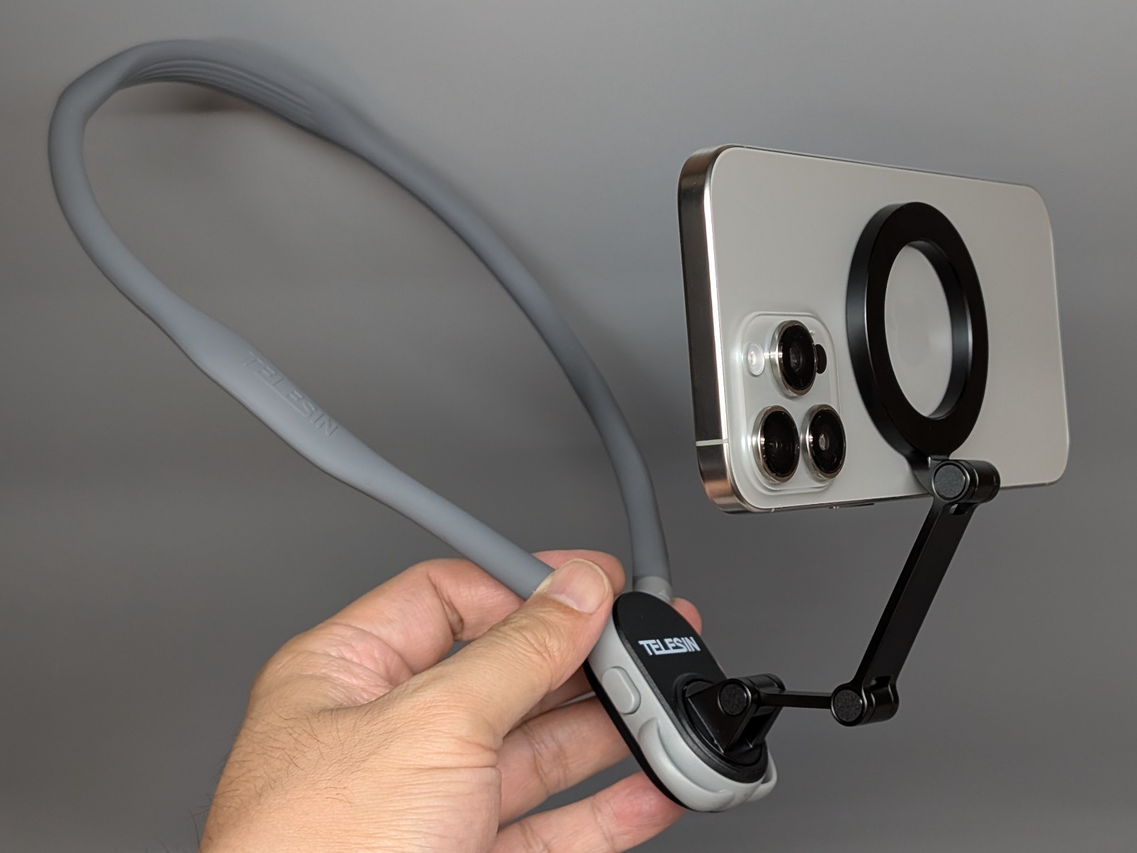 本体にiPhoneを取り付けたところ。強固に吸着するので、歩行による衝撃程度ではびくともしない