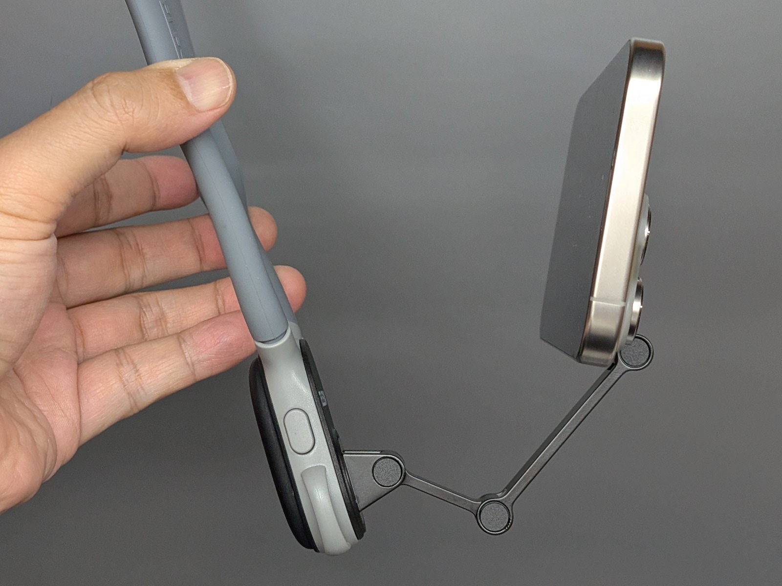 横から見たところ。関節は3箇所あり自由度は高いが、ボールジョイントのように左右方向の角度調整は不可能