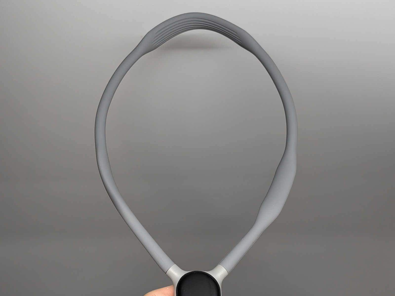 ネックバンドは軟質樹脂製で中にワイヤーが入っており、形状を自由に変えられる