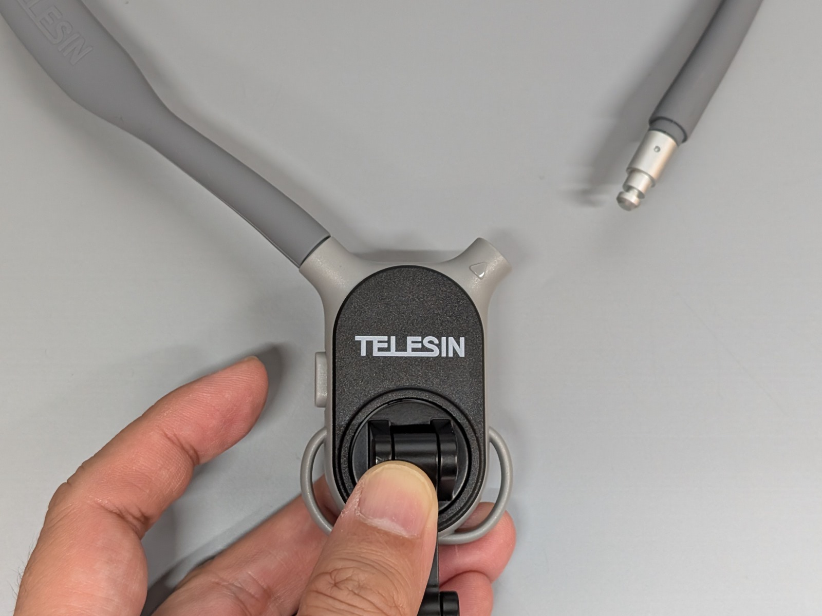 側面のボタンを押すことでネックバンドを根元から着脱できる