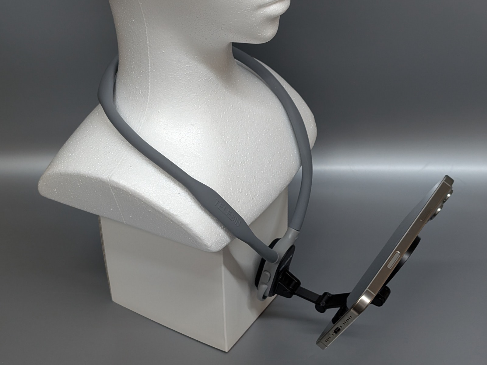 装着した状態。アームはあまり長くないので顔の真正面まで持ち上げるのは難しい