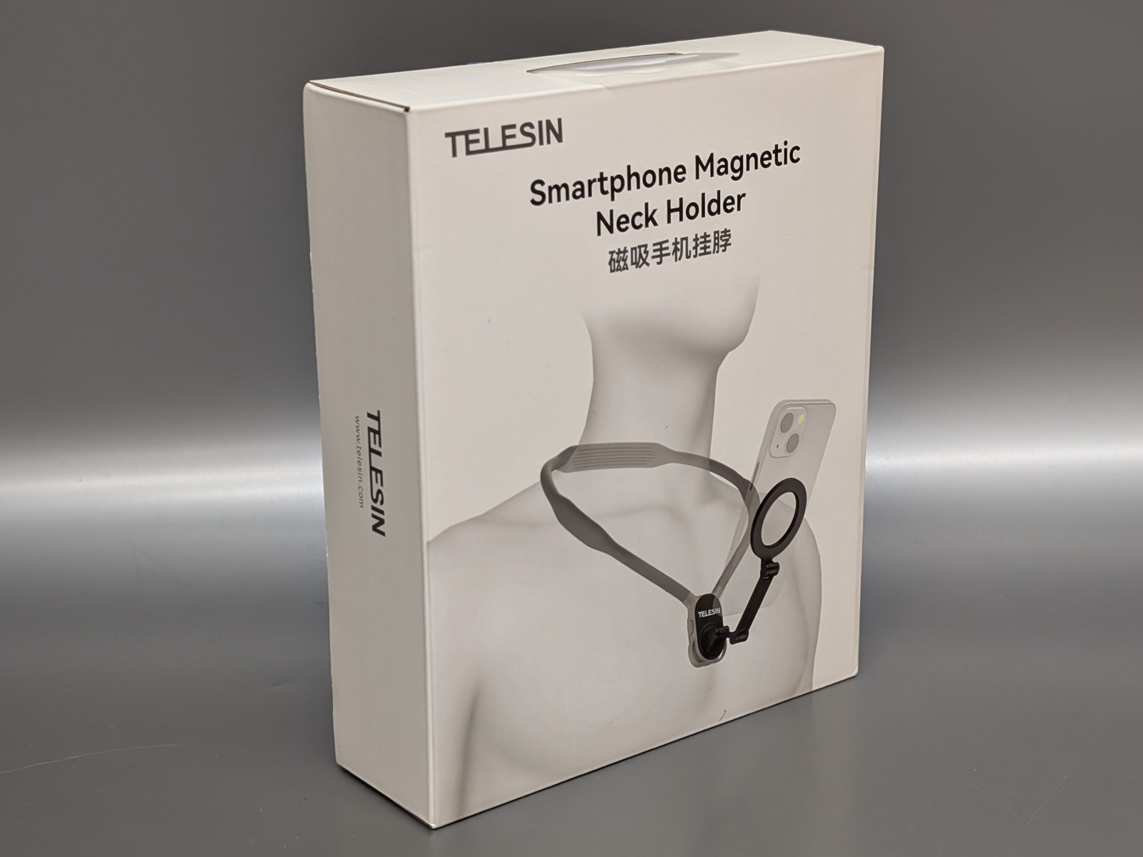 パッケージ。製品名は「Smartphone Magnetic Neck Holder」とされている