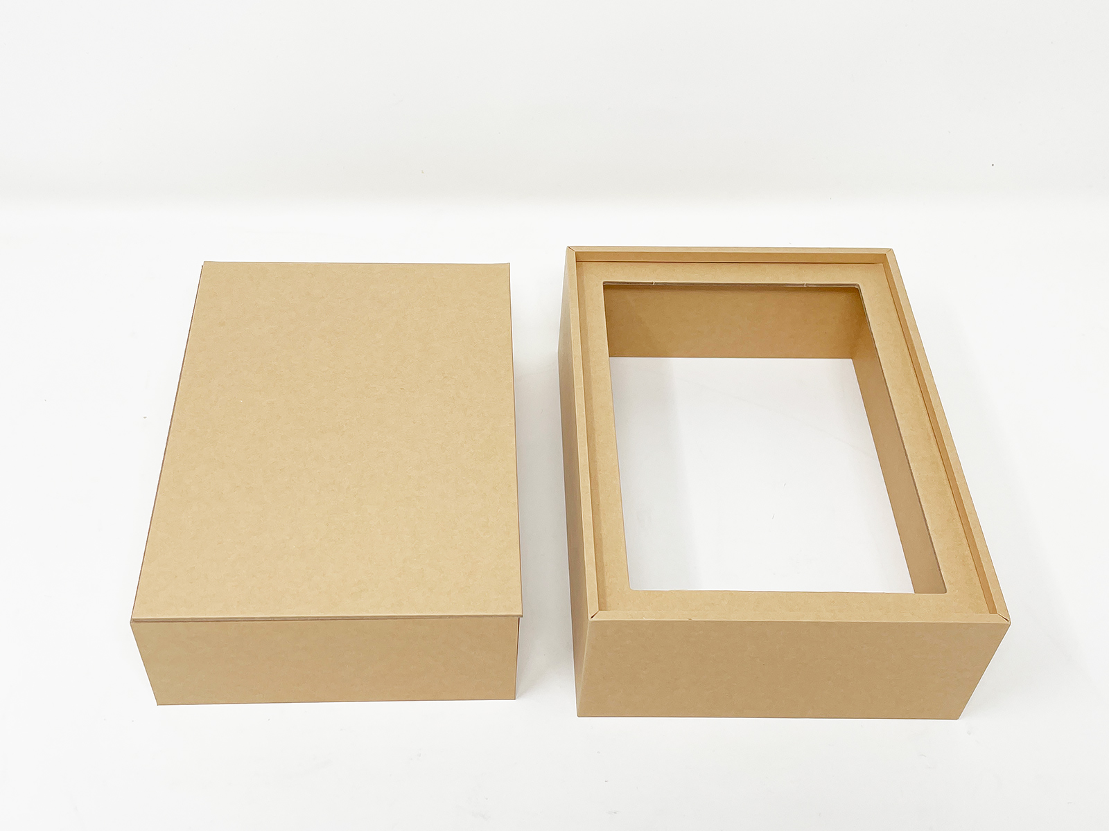 フレーム部分を外すと蓋があります。ここに展示したいポストカードを挟むことができます。