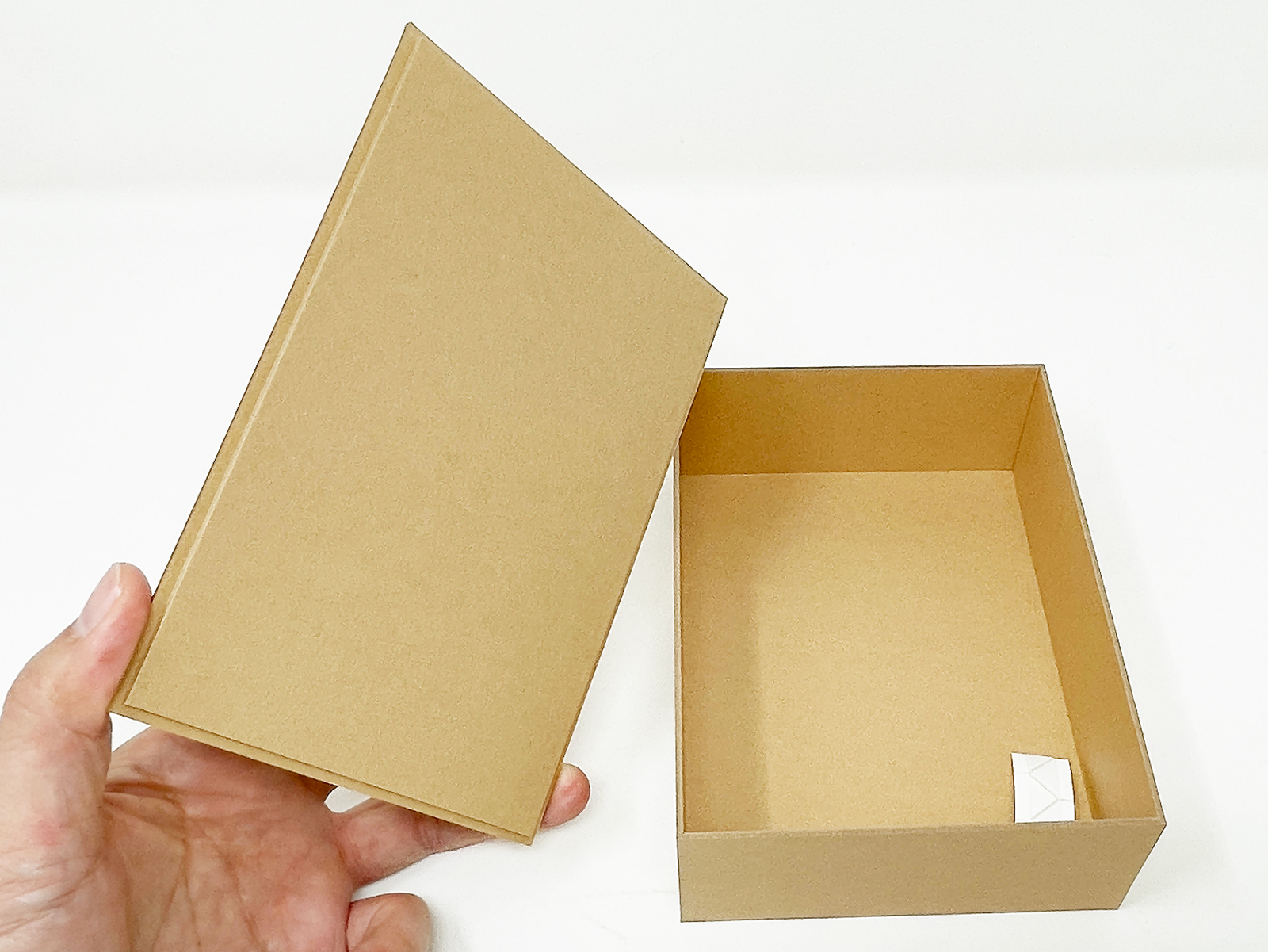 蓋を外した状態。右下に見えるのは蓋に貼るためのコーナーシールです。