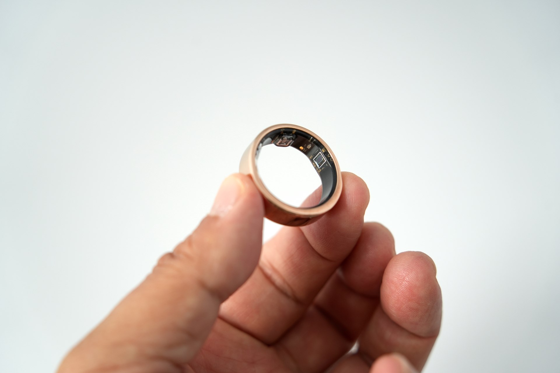 センサーが搭載されている部分が指の内側（腹）に密着するように装着する