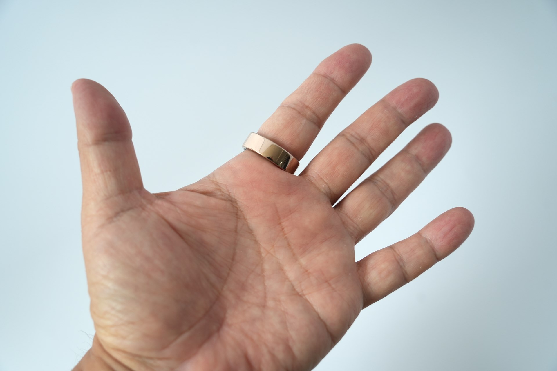リングの厚みは2.5mmで、重さは2.5～3.2g。やや大きめの指輪という印象だが、手作業などを行うにも気にならないサイズ感だ