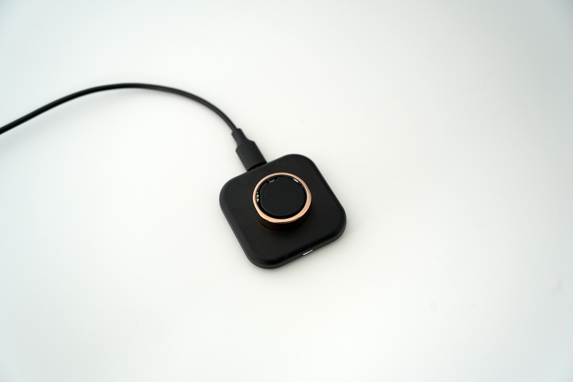 付属のUSBケーブルを繋げた充電器に載せて充電する