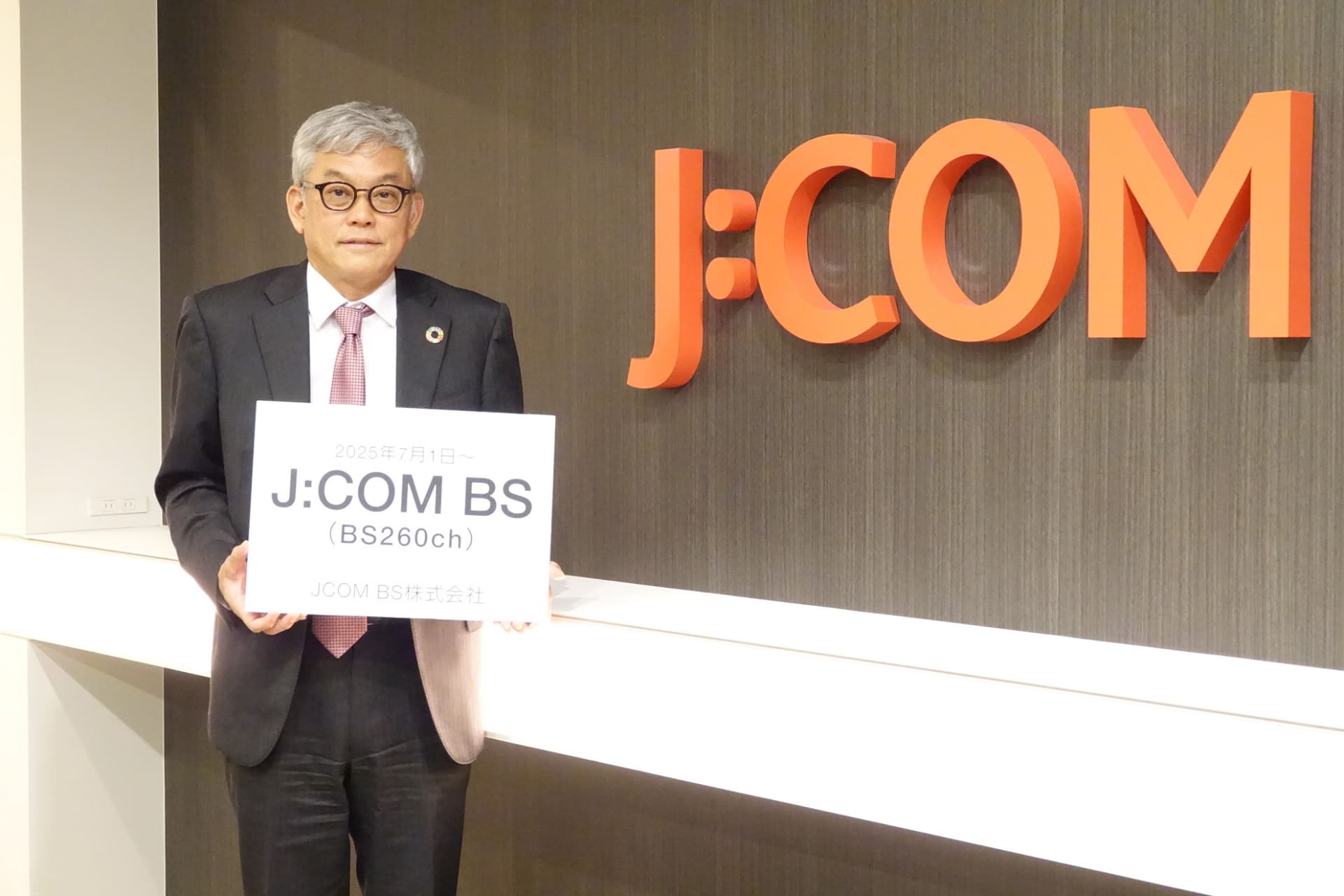 代表取締役社長の岩木氏、J:COM BSのロゴは発表されず、慌ただしい現場の様子がうかがえる