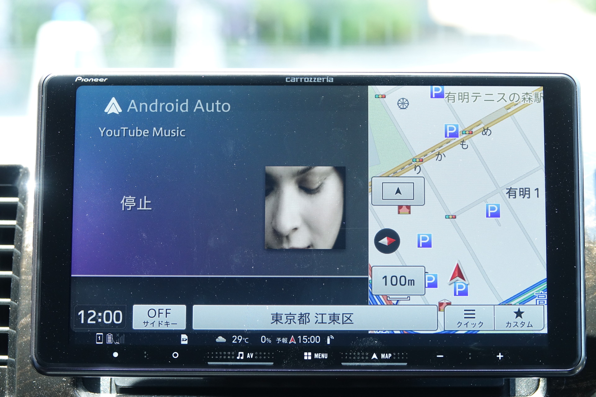左側はAndroid Auto、右側は楽ナビの画面。左右の画面のサイズ変更はできない