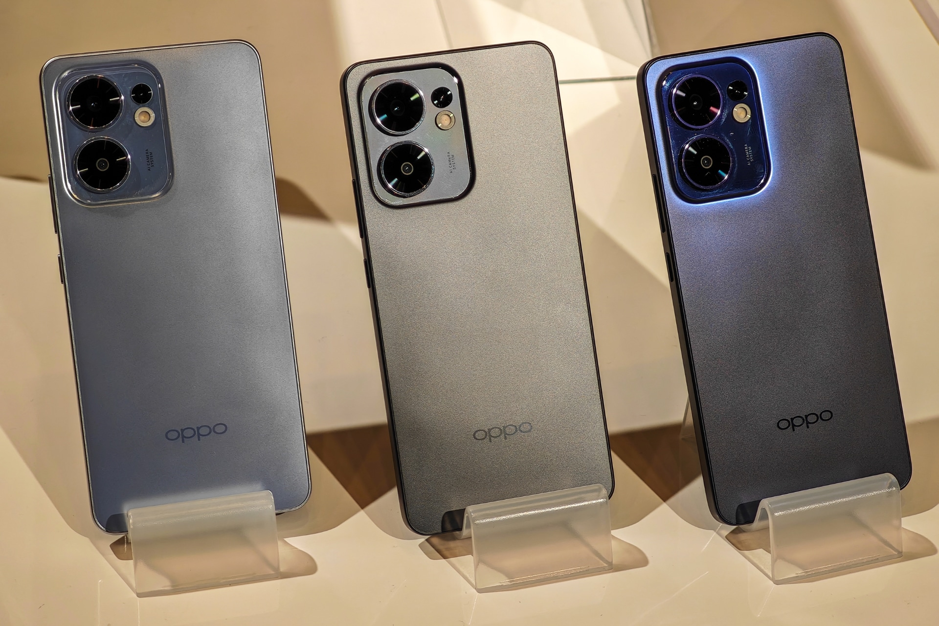 左からアイスブルー、チャコールグレー、ルミナスネイビー