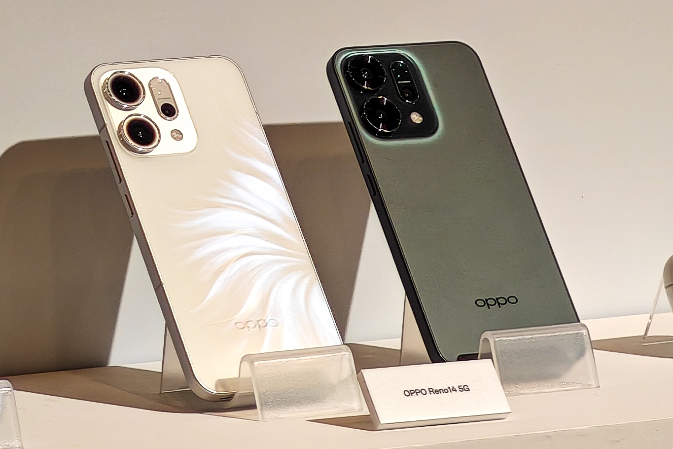 左からオパールホワイト、ルミナスグリーン