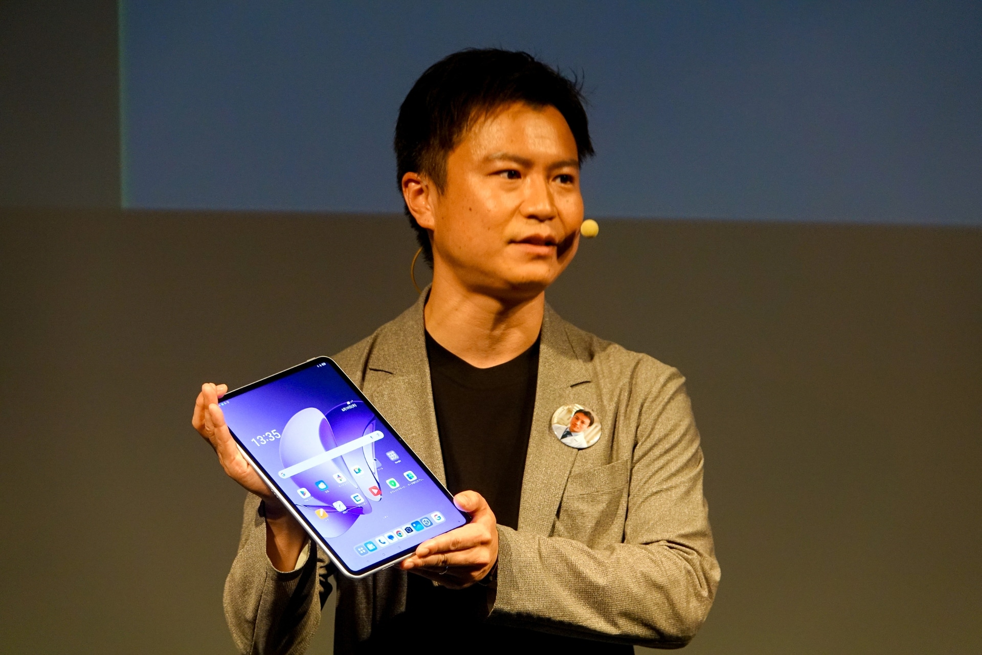 中川氏が持つOPPO Pad 3も反射していない