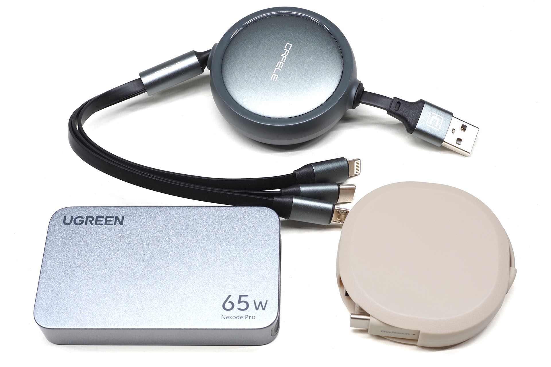 出張に電源系モノとしてUSB充電器と片側巻き取り式のUSBケーブル×2本を携行していた。だが、結局USB充電器と片側巻き取り式USB Type-Cケーブルだけしか使わなくなった。予備のケーブルはもう要らないかも～、と。