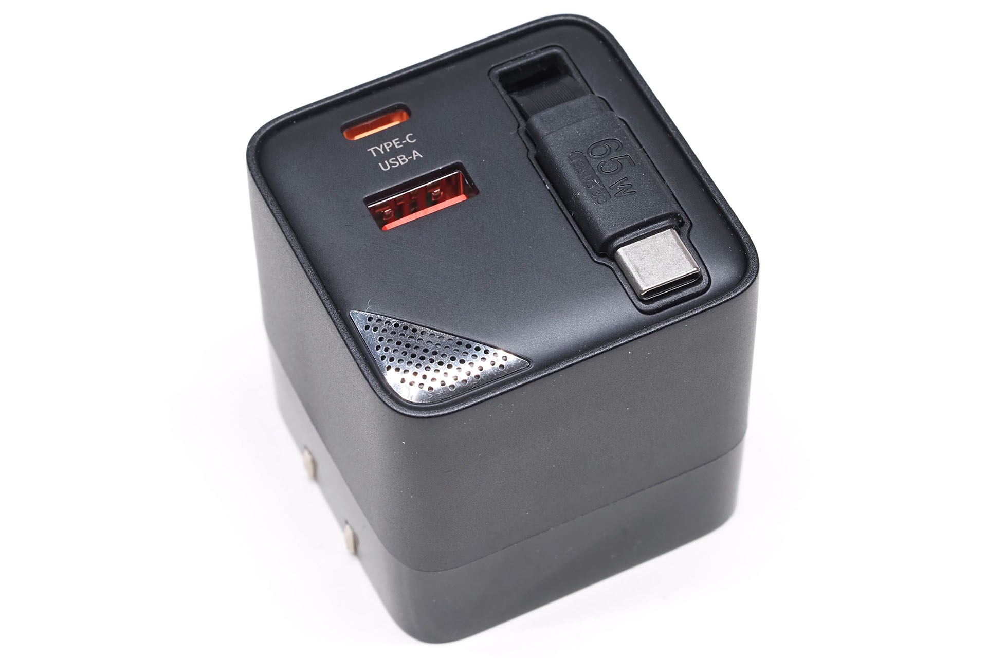 買ったのは<a href="https://www.amazon.co.jp/dp/B0DNQHPRZL" class="strong b">Ttoitv品</a>。Amazonで4999円だった。最大出力は65Wで、充電用ポートはUSB Type-C×1、USB Type-A×1、巻き取り式のUSB Type-Cケーブル×1。ポート類の反対側にあるACプラグは折りたたみ式。USB Type-Cケーブル端プラグ部は本体にマグネット吸着する。