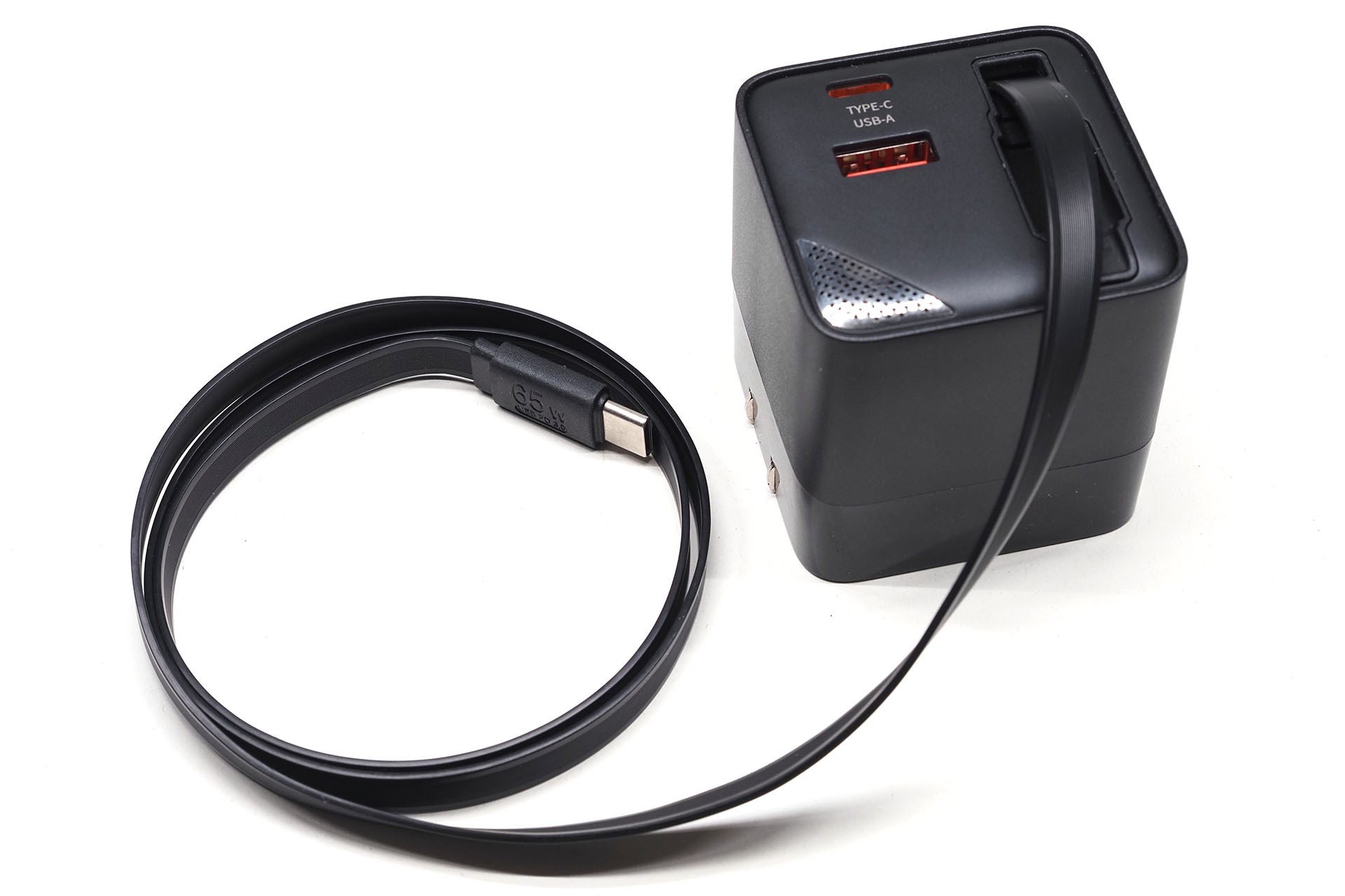 USB-Cケーブルは巻き取り式で、80cmまで伸ばせる。