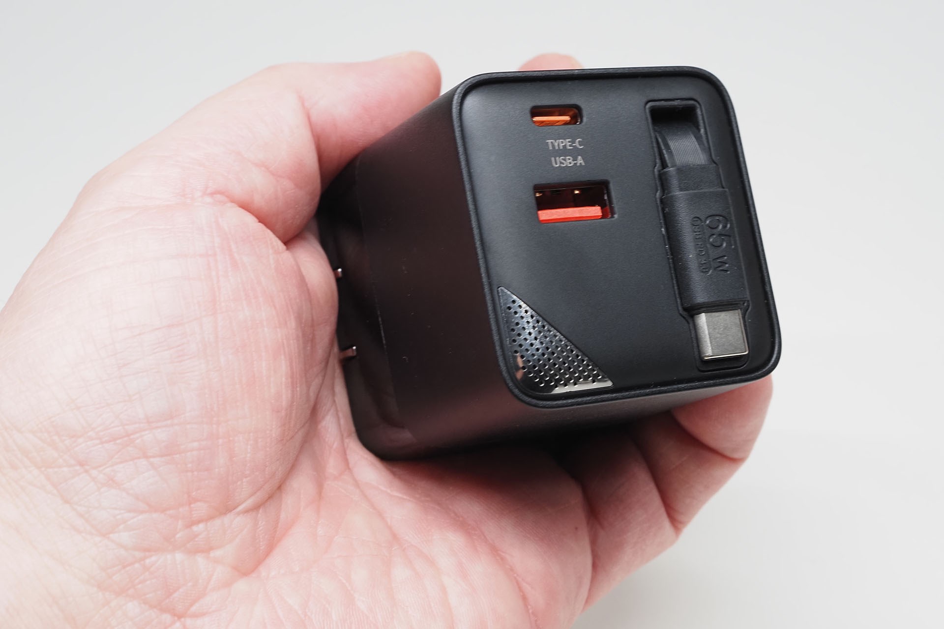 大きさは5×5×5.5cm。重さは145gでモバイル向きだが、キューブ型なのでちょっと嵩張る感じがする。