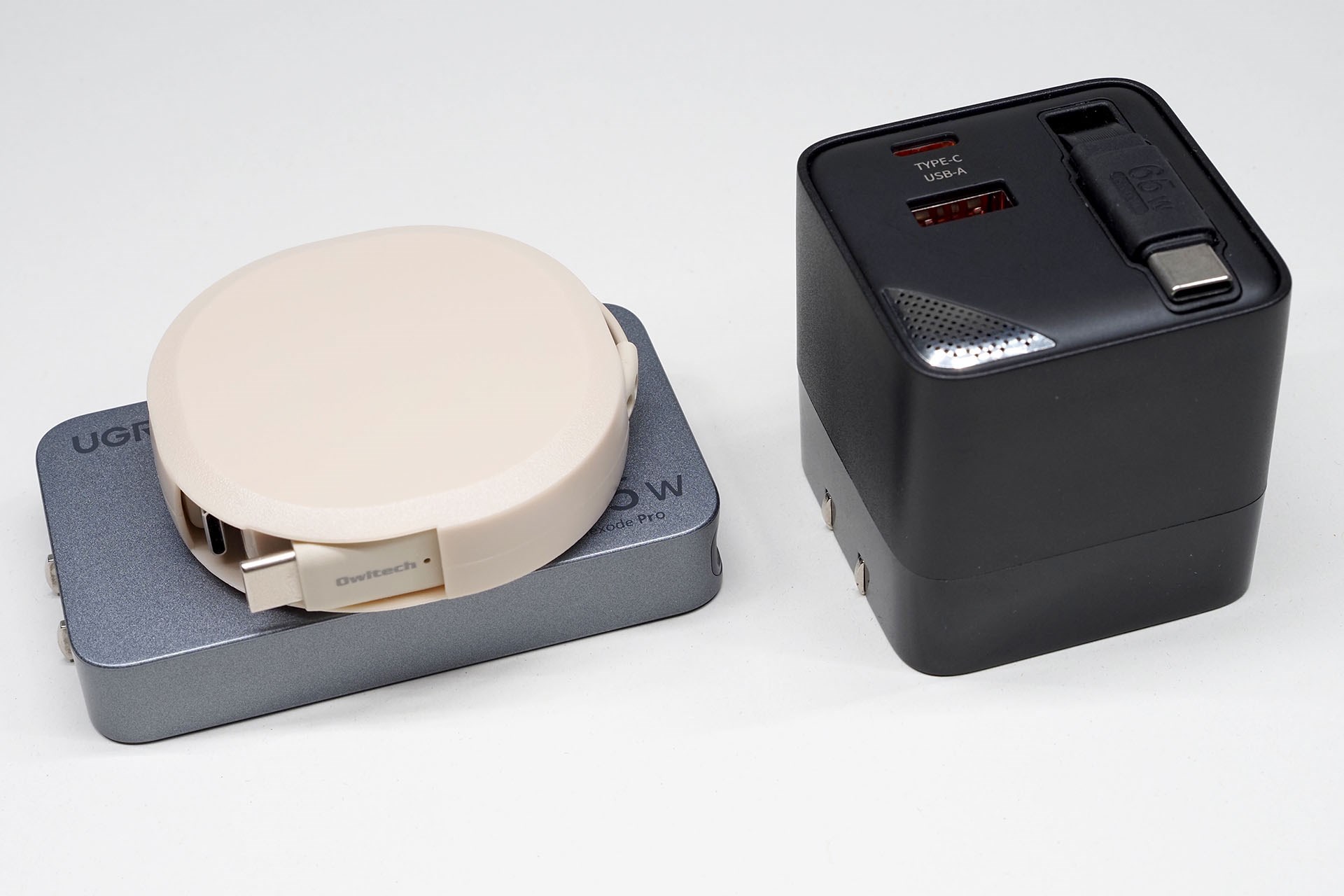 左は電源系モノをミニマライズした結果のUSB充電器と片側巻き取り式USBケーブル。右が新たに買った巻き取り式のUSBケーブル内蔵のUSB充電器。容積的にはあまり変わらないが、新たに買ったほうは嵩張り感が大きい。